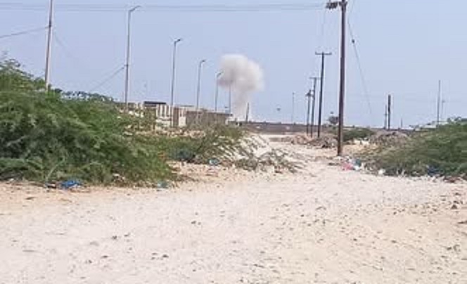 مليشيا الحوثي تقصف مطاري عدن والريان الدوليين جنوبي وشرق اليمن