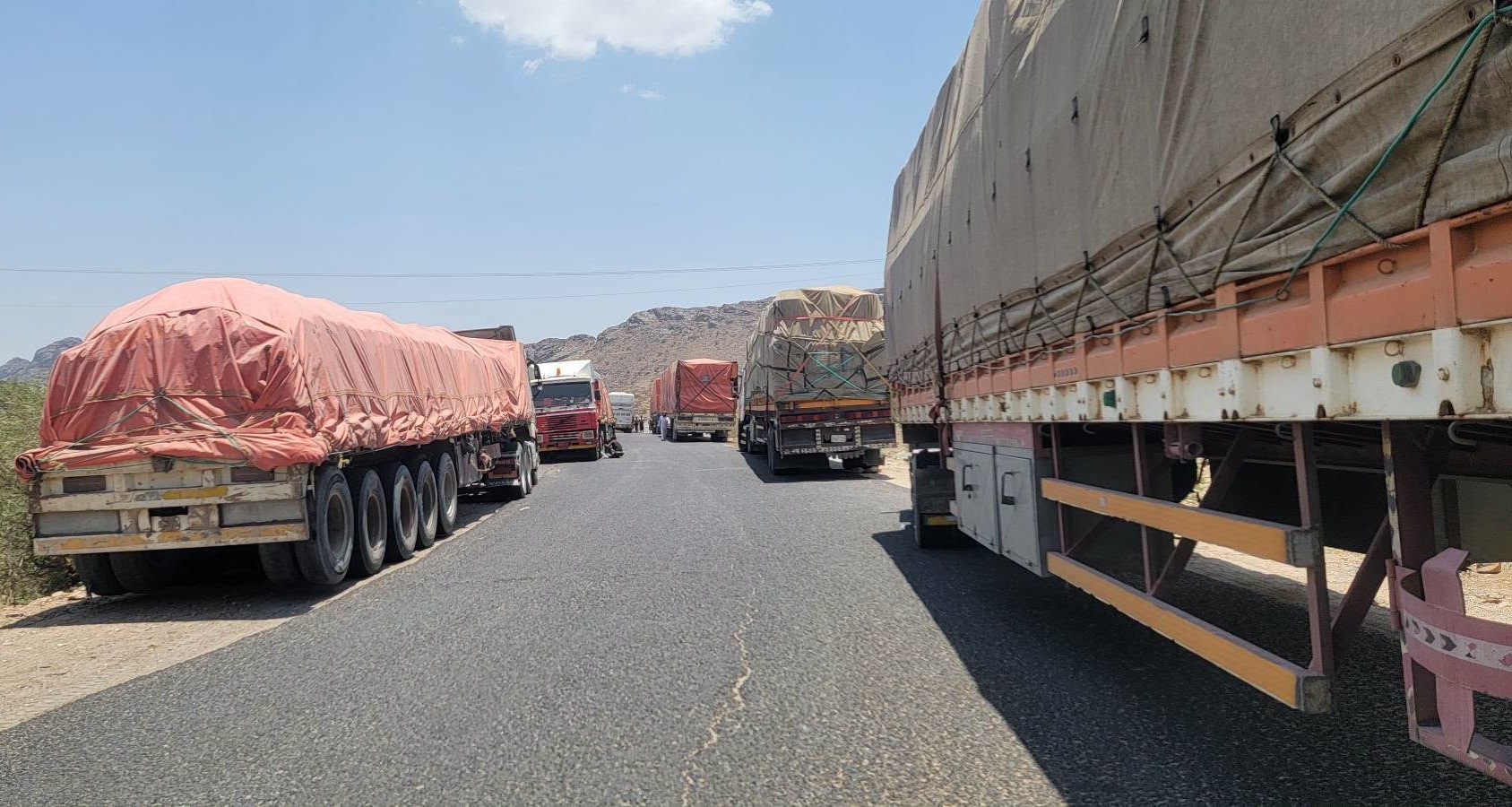 إب: سائقو شاحنات تجارية يصفون نقاط الحوثي بالإجرامية والعنصرية