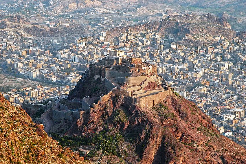 تعز.. لجنة الطوارئ تُقر تعليق الدراسة ومنح إجازة للموظفين في المناطق الخاضعة لسيطرة الحوثيين