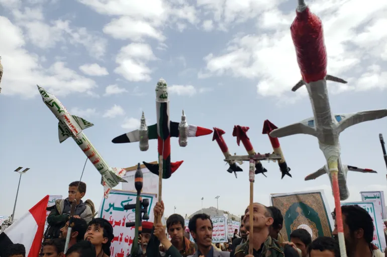 وول ستريت جورنال: الحوثيون يطورون صاروخاً إيرانياً باستخدام قطع صينية