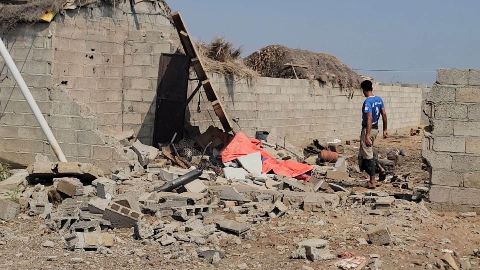 حجة.. إصابة امرأة وطفلها وتدمير منزل جراء قصف حوثي في حيران