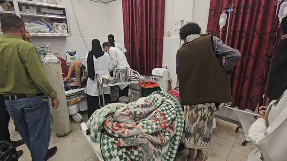 الغارديان: تعز المحاصرة تقترب من كارثة إنسانية مع نفاد الغذاء والمياه والوقود