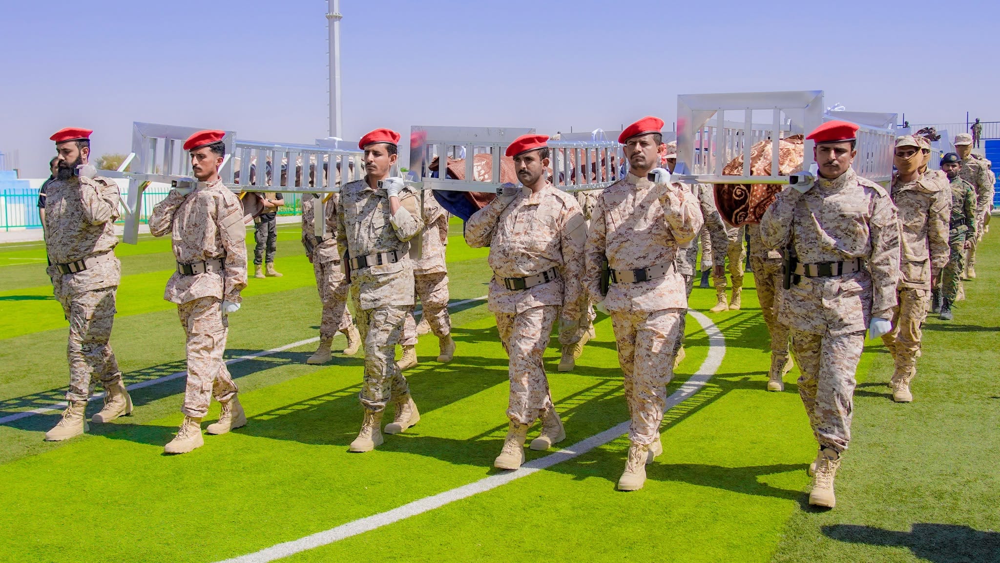 اليمن.. تشييع مهيب لجثامين 75 شهيداً من ضحايا الهجوم الحوثي الذي استهدف منتسبي الشرطة بشبوة