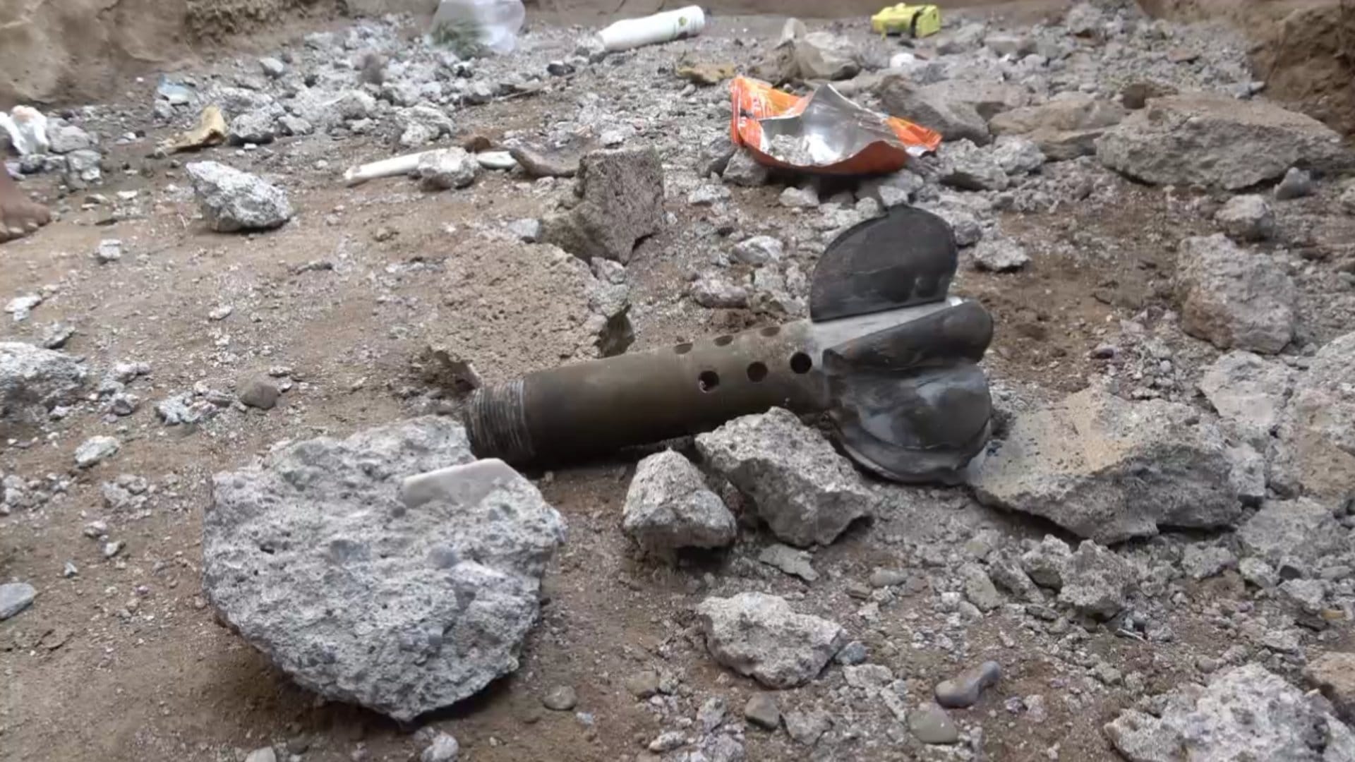 استشهاد امرأة نازحة وإصابة نجلها بقذيفة حوثية في الوازعية غربي تعز