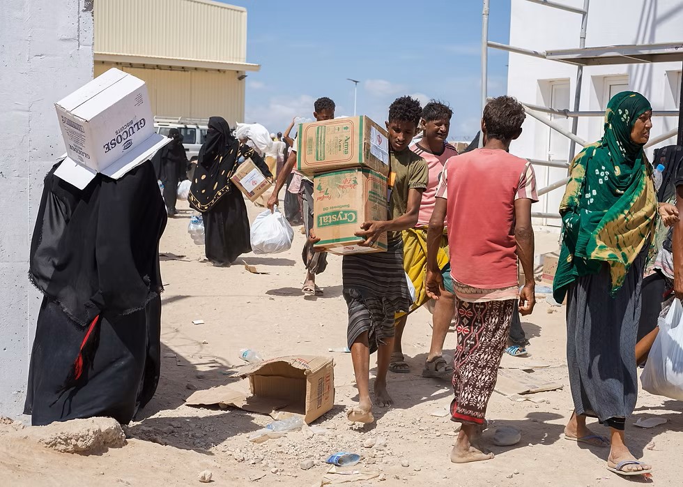 "خوفا من الحرب وتجنيد الحوثيين لأطفالهم".. الغارديان: عائلات يمنية تعبر البحر الأحمر إلى جيبوتي